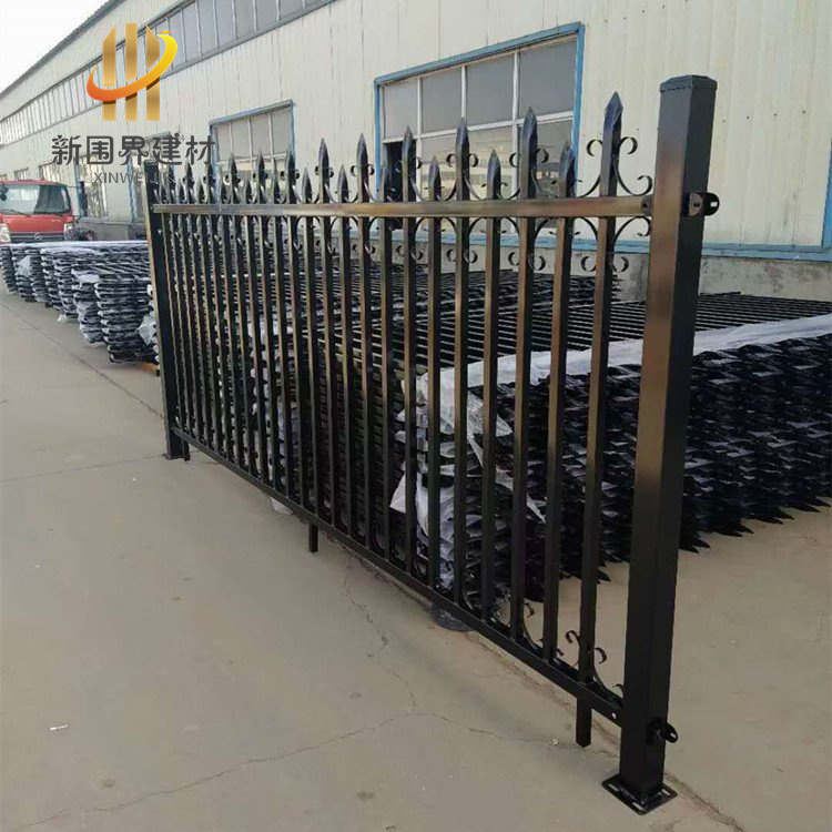 小區(qū)工廠防護(hù)欄桿、院墻鋅鋼柵欄與場(chǎng)區(qū)隔離鋅鋼圍欄 融合鋼絲繩網(wǎng)的產(chǎn)品特性解析